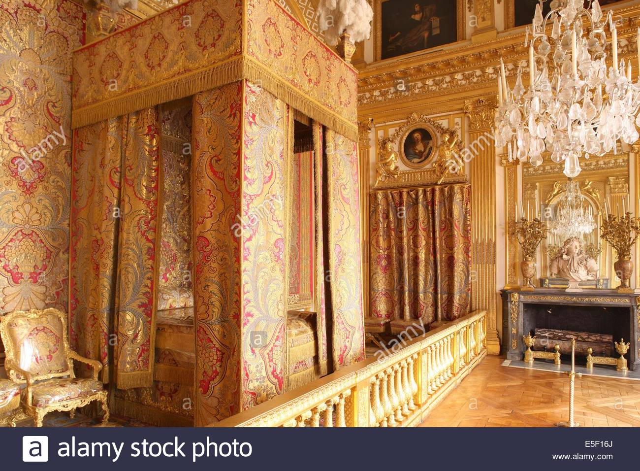 chteau-de-versailles-the-kings-bedroom-E5F16J.jpg